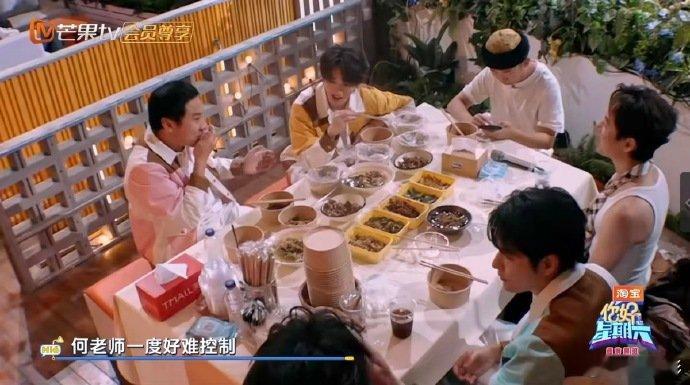 邓超录《好六》直接把何老师逼成 “碎碎念”，反复提醒 “悠着点”，结果他开局就使