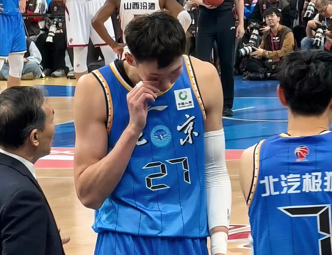 赵睿：琦哥，你这是真伤还是假伤啊？还是你眼馋我在场下休息啊？？？
周琦：你没看到