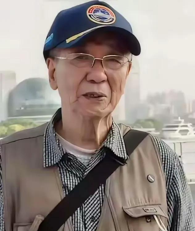 “眼泪止不住了！”沂蒙山舰停靠上海，91岁海军老兵没有参观资格，拿着1953年的