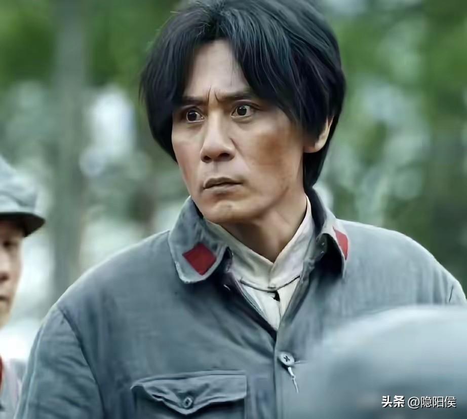 同样拍四渡赤水，两位主演展现出来的艺术反差达到了天差地别的地步，甚至不像在演同一