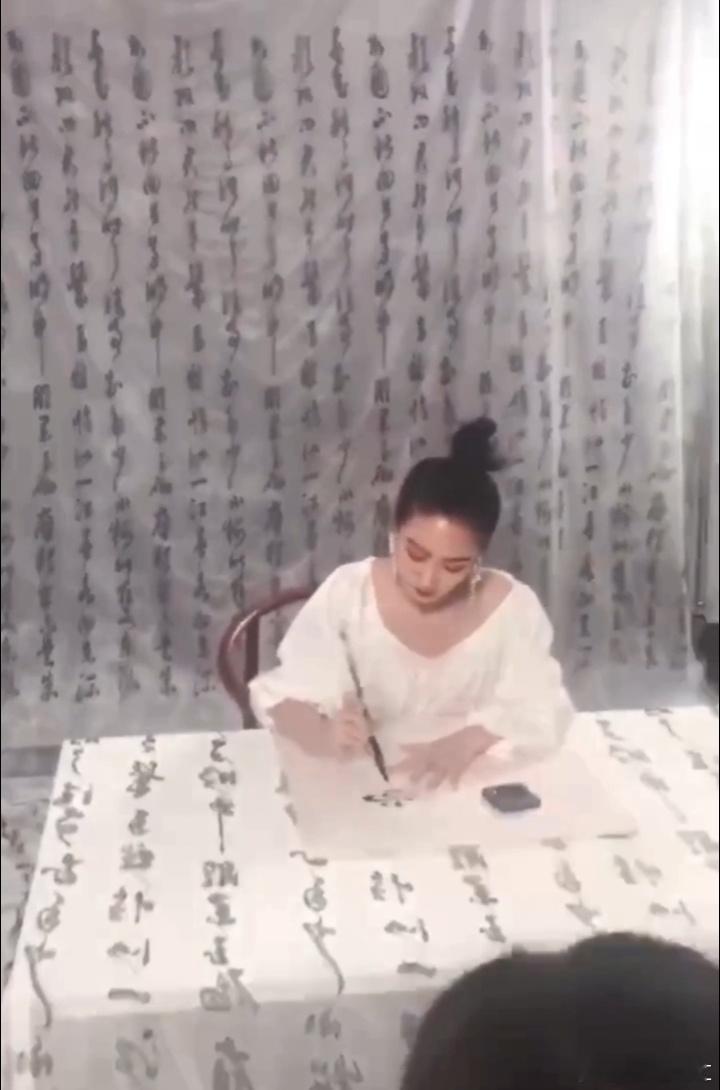 甄学家震惊！安陵容写字戏份是替身，陶昕然在乘风亲自澄清。甄嬛传书法不是陶昕然写的