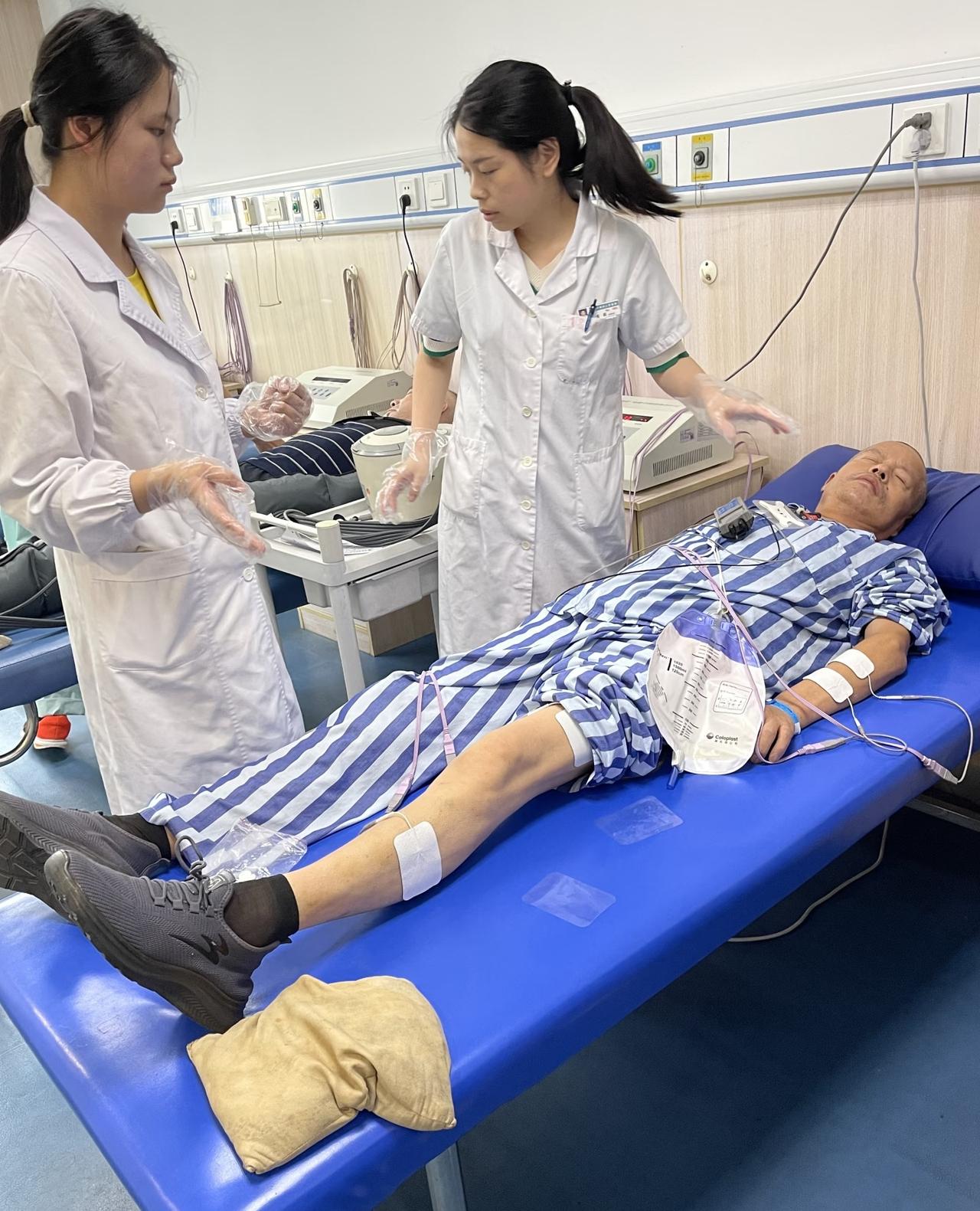 8号早上接到我妈电话 被告知我爸急性脑梗住院，赶到医院才了解到：7号吃完晚饭 我