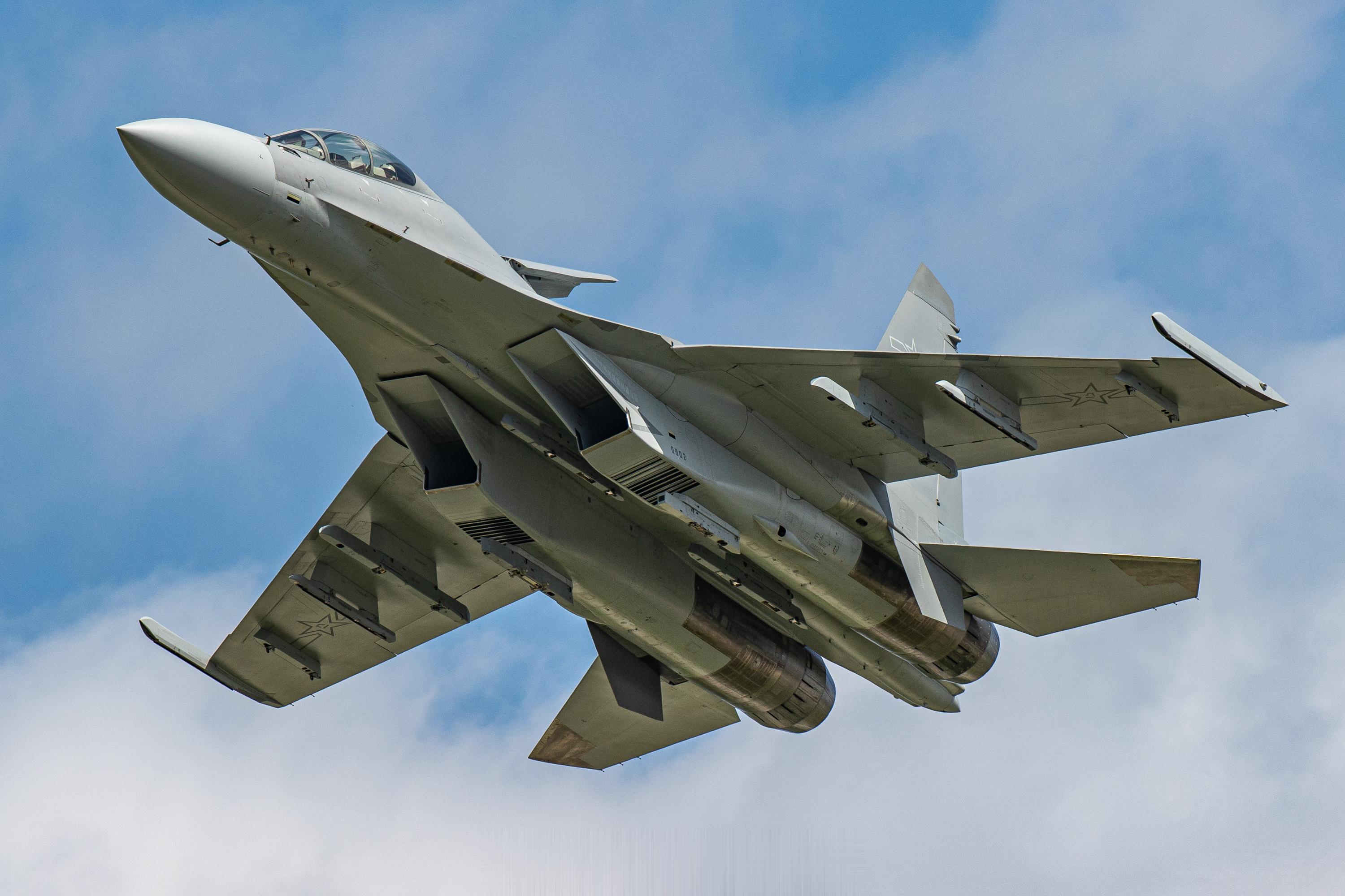 #航空新视野[超话]# 歼-16战斗机在长春航空展的飞行表演，无水印大图已发V+