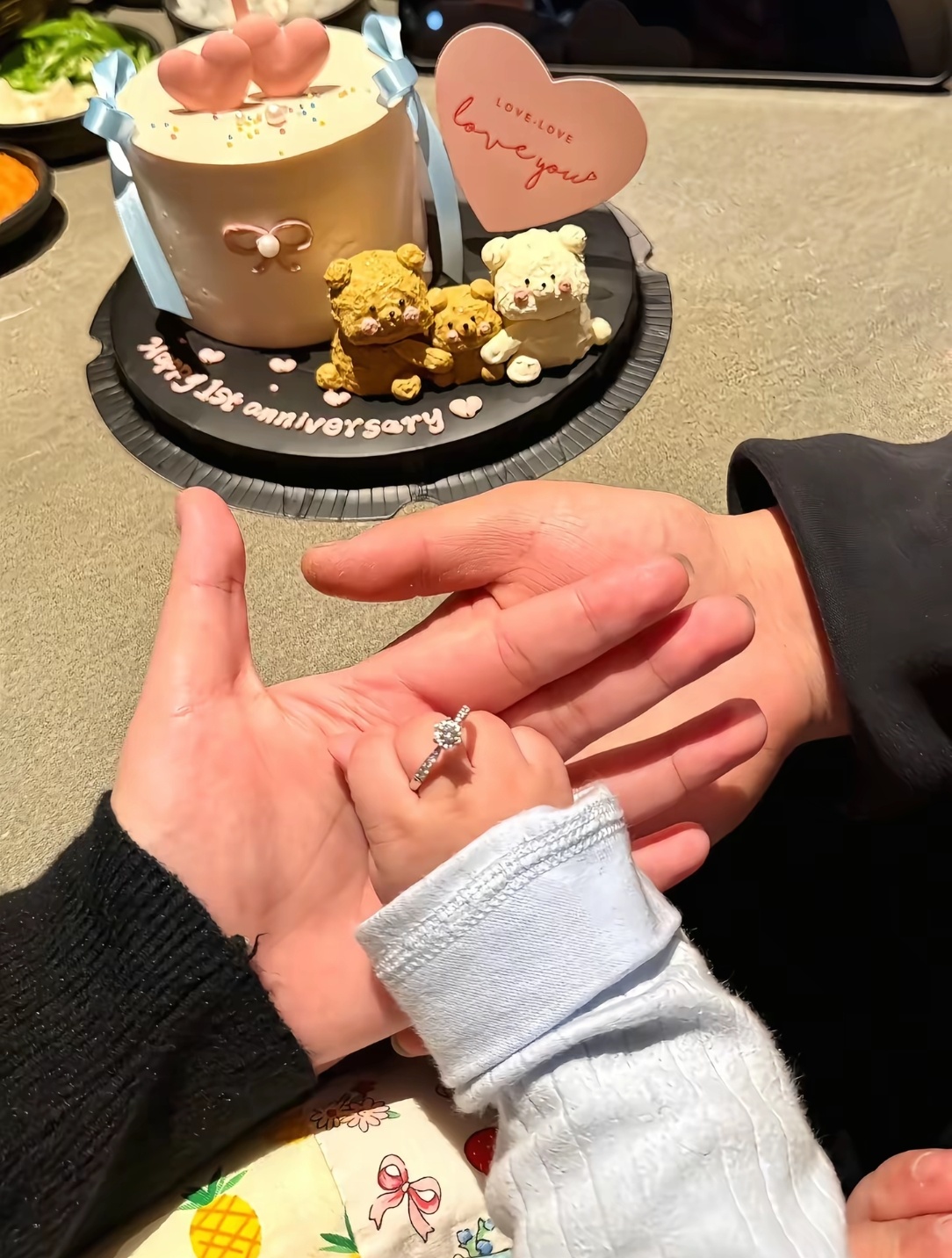 不同的尺寸同样的幸福为了三双鞋摆在一起我们都走了很远的路[可怜]萌娃熊宝人间值得