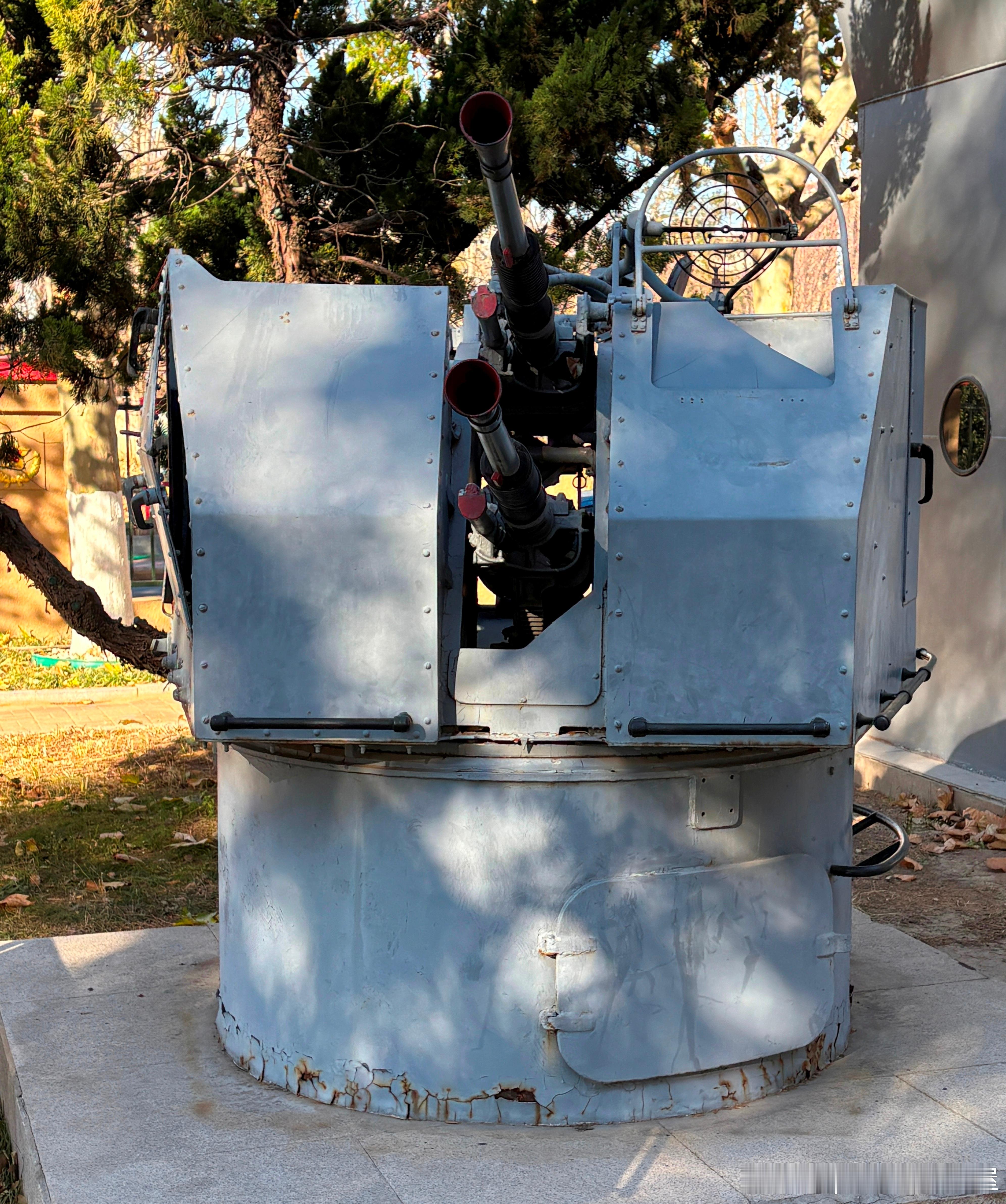 61式双联25毫米舰炮，炮重1.2吨，初速890米每秒，射速每分钟400-450