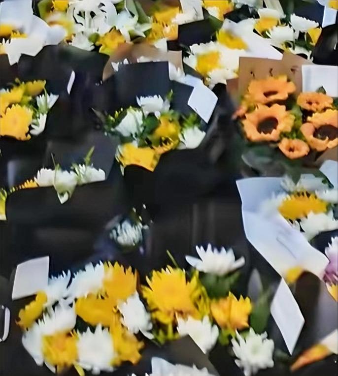 数万民众自发排队送别张雪峰。人山人海相送一程，他走得并不孤单。

旁人总说他性子