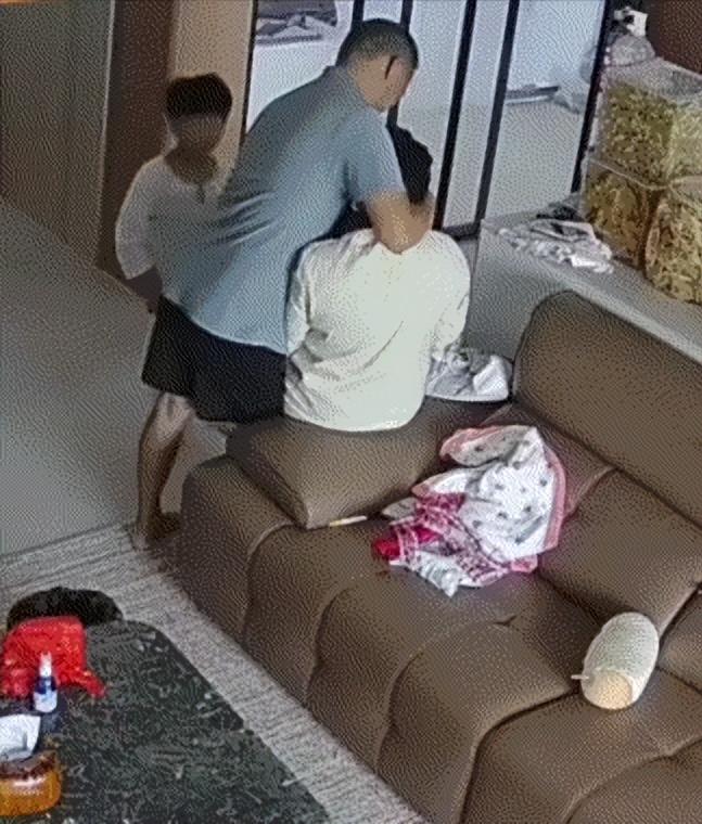 “太暖了！”一位刚生完三胎的宝妈，产后坐月子期间突然在家晕倒，千钧一发之际，全家