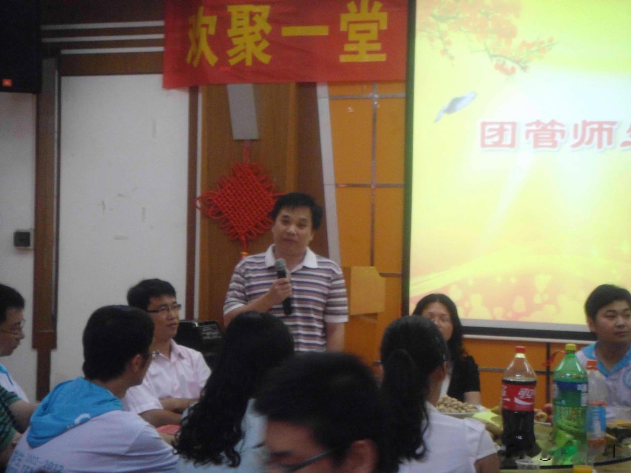同学聚会，有人起身发表演讲：“都说明天会更好，这句话我们不得而知，但明天会更老这