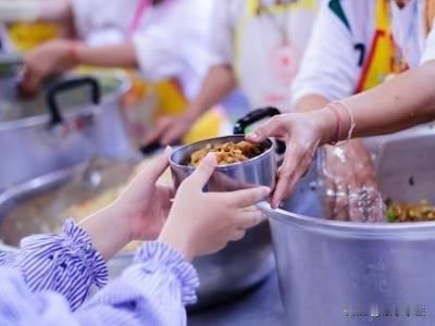 广东拟规定中小学每餐有中层以上管理人员陪餐。这个制度出发点很好，但关键在于能否落