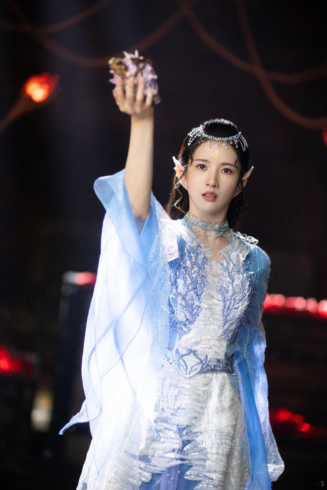 #硬糖少女303##刘些宁# 今日份糖妹新鲜物料刘些宁工作室更新《烈焰》贝儿新剧