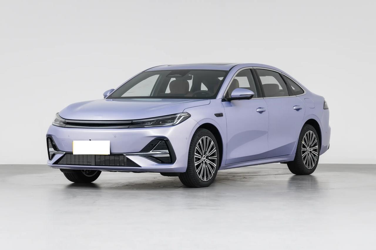 🎨🟣吉利银河A7外观这块我个人是认可的，至少没走那种用力过猛的路线。贯穿灯、