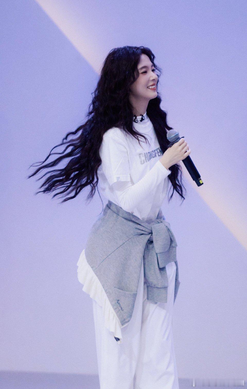 陈瑶我想要我努力我得到陈瑶和姐姐们谈心，终于想通不用刻意不一样，努力做好自己就够