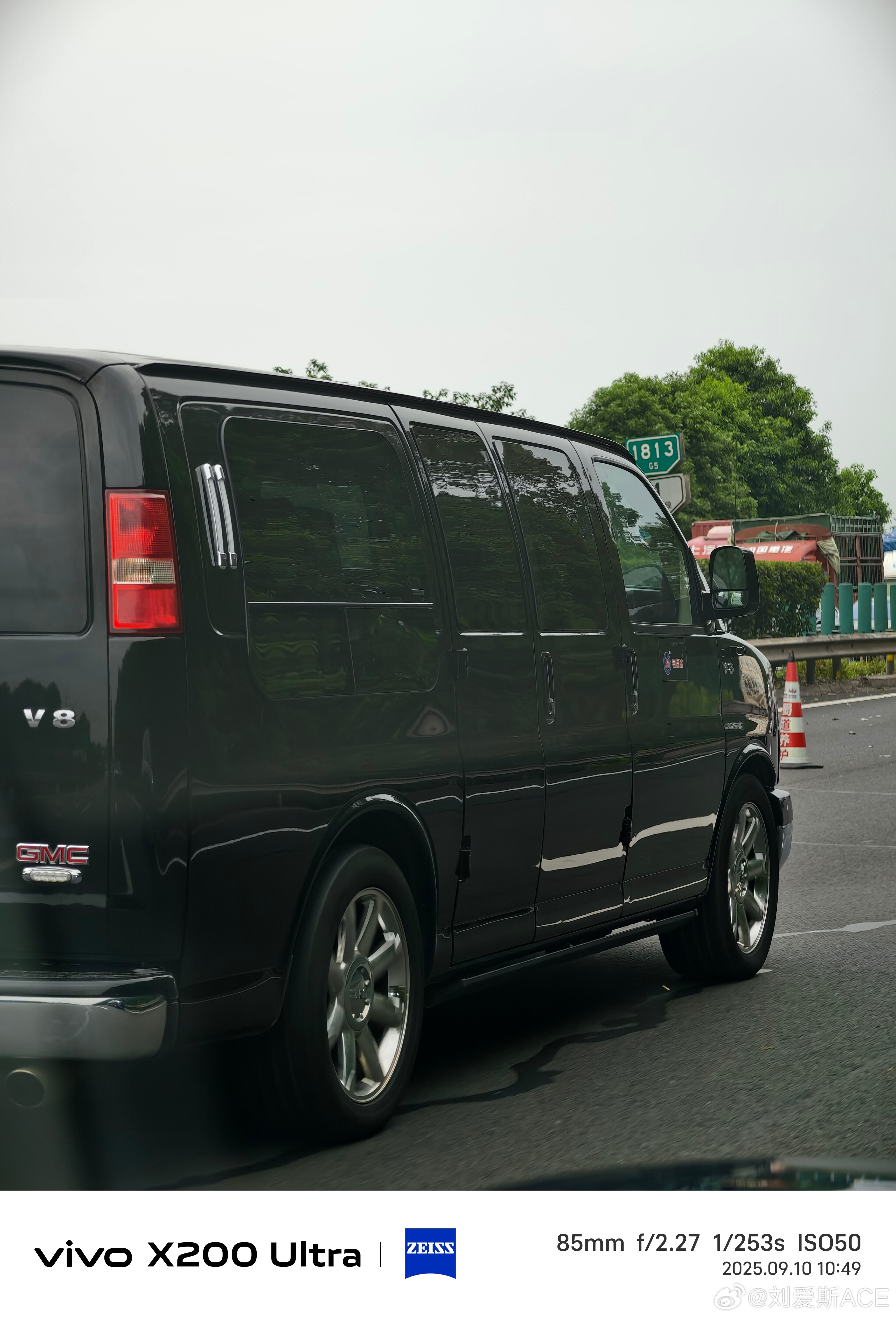 GMC 萨瓦纳 V8兄弟们V8 路上依旧霸气 仿佛从美剧中走出来的，轮毂真的太闪