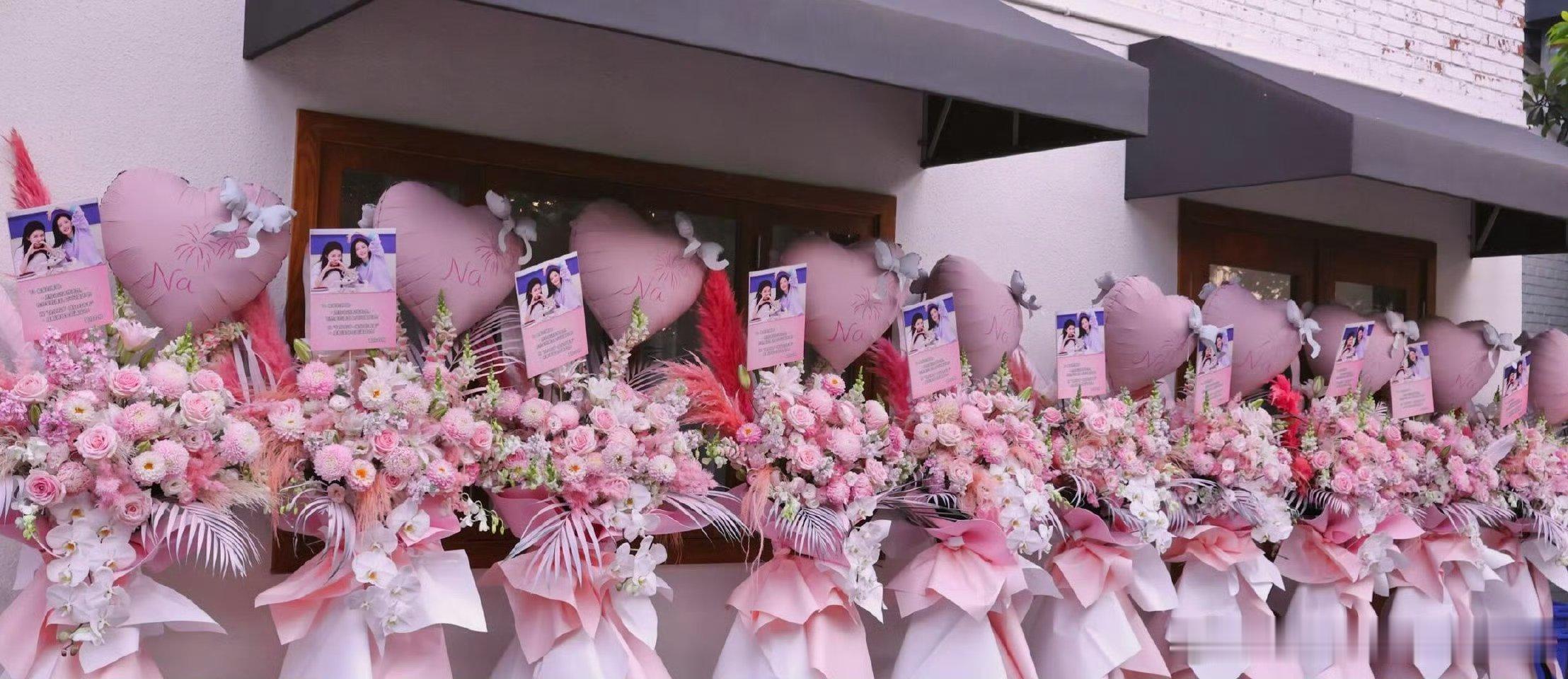 孙怡送谢娜演唱会花篮孙怡给谢娜演唱会送花篮细节见真心，孙怡给谢娜送来十束演唱会花