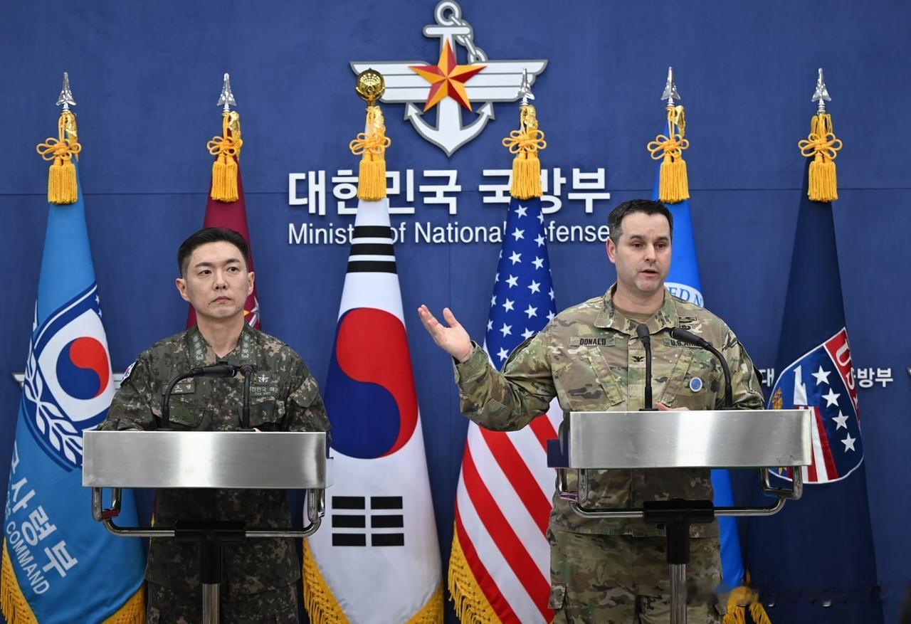 🇰🇷🇺🇸 韩美海军陆战队司令探讨扩大联合防御

韩国海军陆战队司令朱日锡