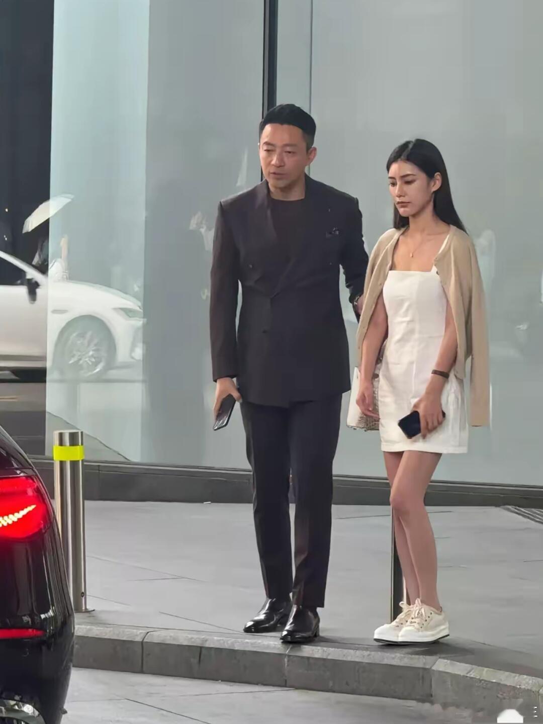 汪小菲现身北京王府井商场购物，贴心帮未婚妻开车门，有细心的网友发现，马筱梅背爱马