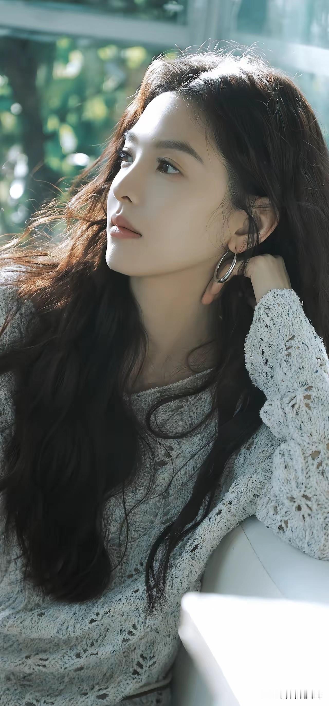 以前难受了会哭，
因为解决不了，
后来难过会忍，
因为改变不了，
现在难过了会笑