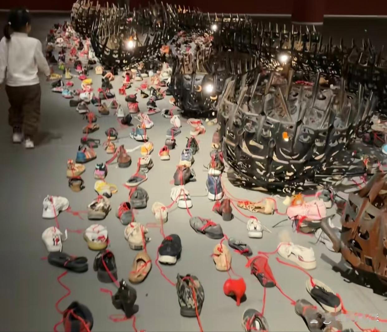 美术馆摆鞋子的艺术 ，属实让人看不懂 