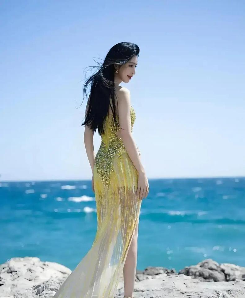 你看的不是背，是七位数的年度预算和一套完整的工业体系。
 
那不是肌肉线条，是神