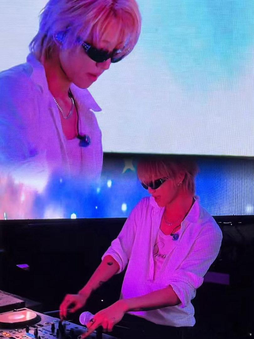 徐明浩音乐节DJ打碟 徐明浩打碟这段我愿称之为本年度最帅舞台瞬间！不是跳舞却比跳