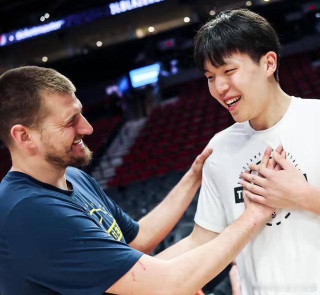 杨瀚森约基奇合影杨瀚森和偶像见面了 小迷弟追星成功，杨瀚森与约基奇拥抱相谈甚欢！