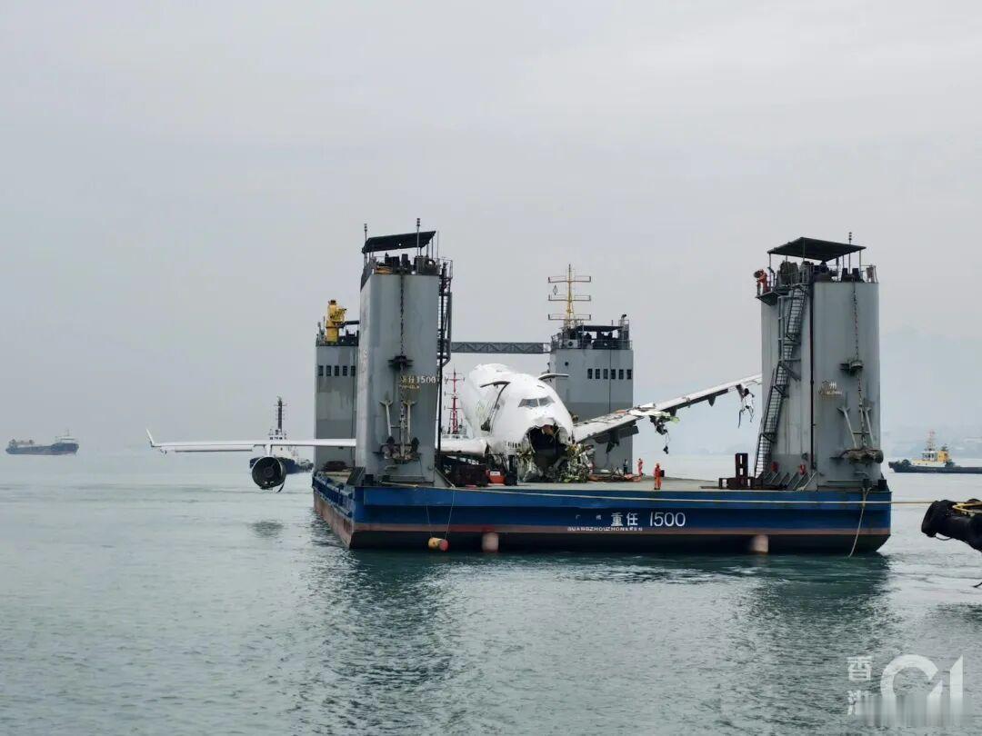冲出香港机场跑道的土耳其B744货机捞上来了，天上飞的又少了一架，唉怎么能闯这么