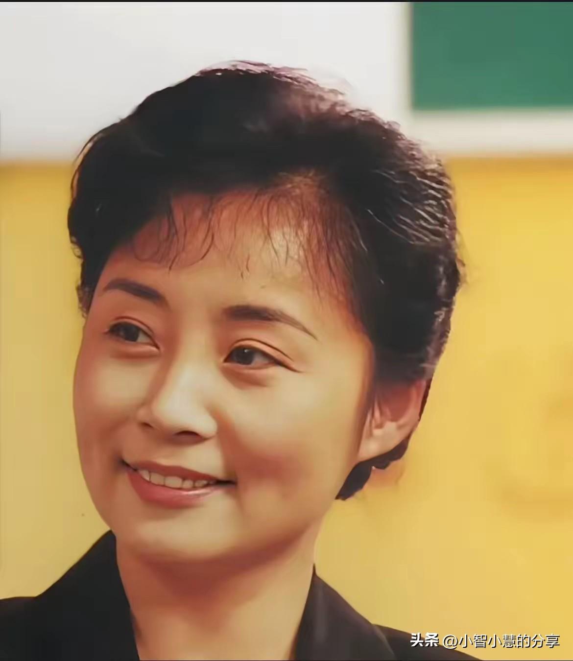 看她清新美丽，带着一丝柔美，有着女人独特的魅力，看起来是自然的美女，她在早些年曾