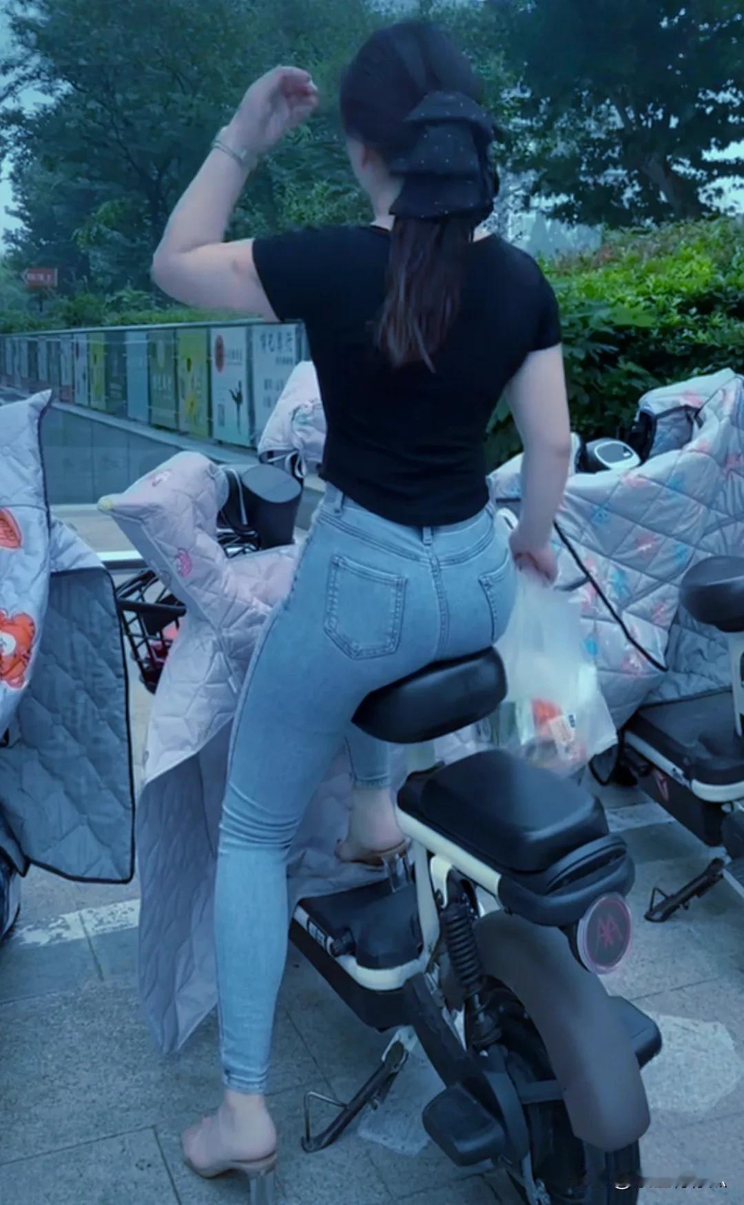 她送完孩子上学后，骑着电车返程🛵，准备回家开启直播。生活充实而有意义，让人期待