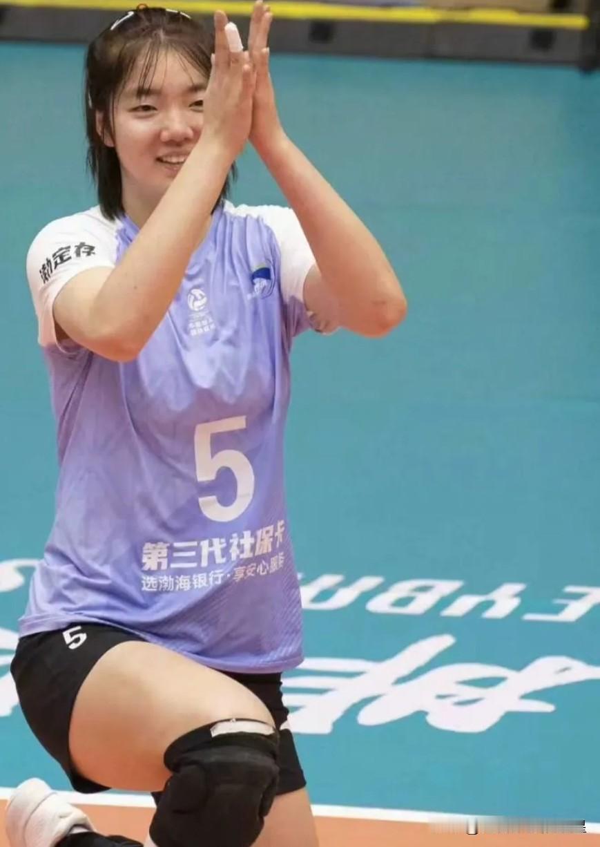 你敢信？16岁小姑娘一记神奇发球，竟让全场沸腾！🔥

就在昨晚天津对河南的女排