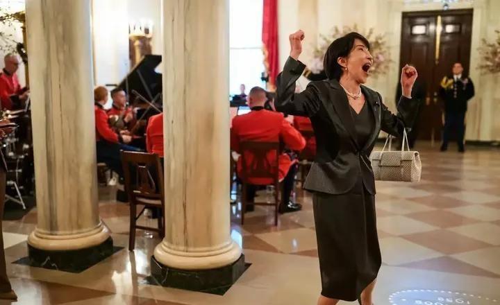 日本民众看到自国首脑如此做作真是情何以堪？！