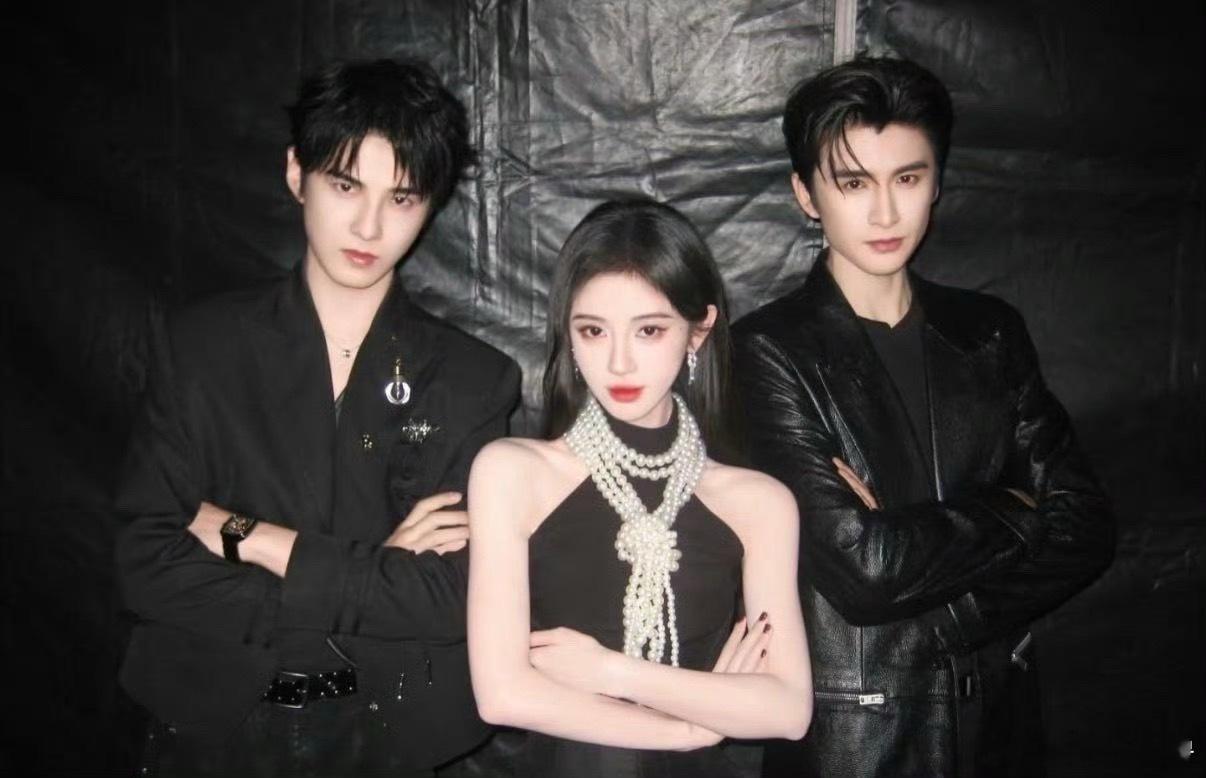 鞠婧祎张云龙暗争明爽有一套我可太期待《来战》这部剧了，从演员到设定全都是我喜欢的