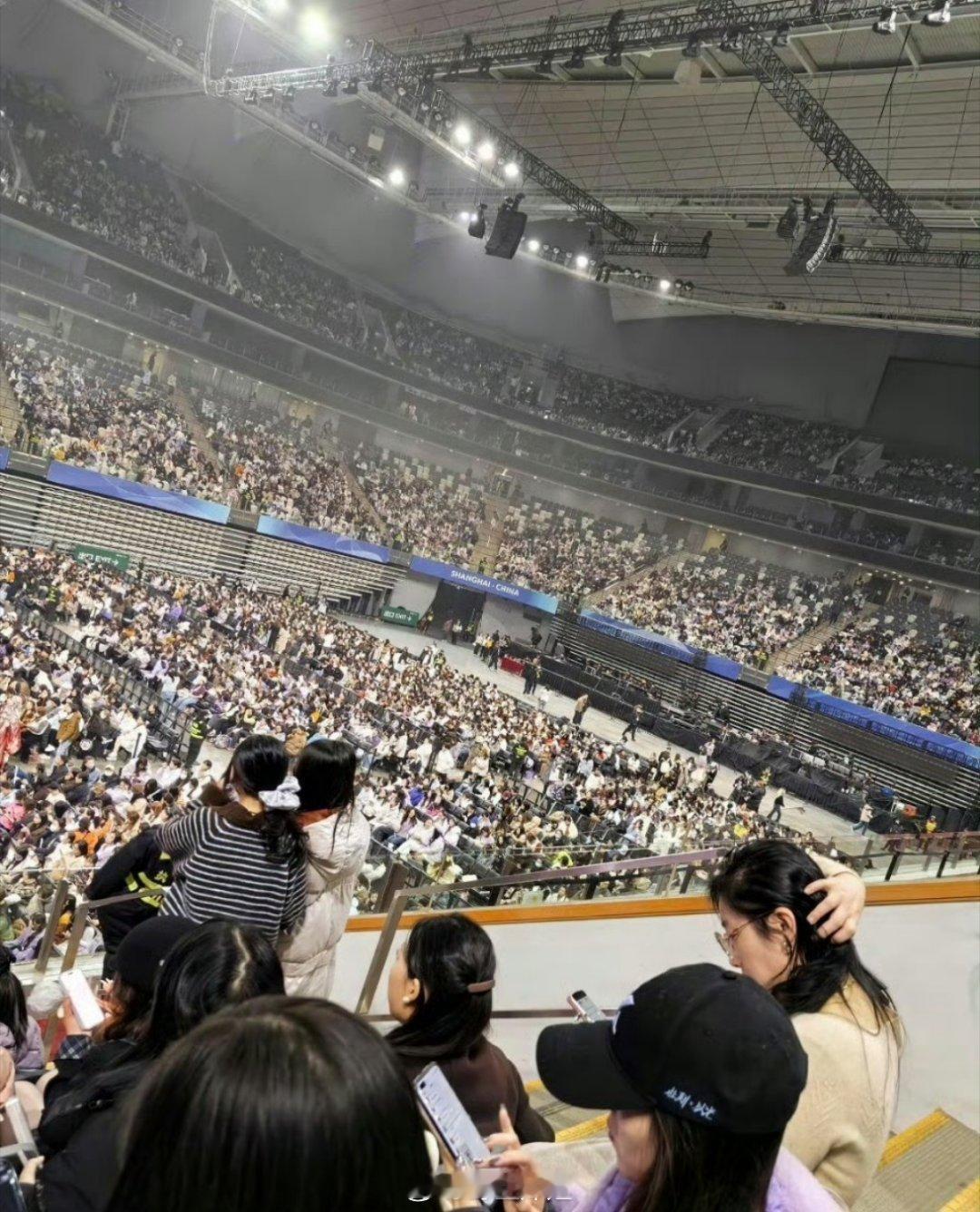 罗云熙今日份演唱会现场图来了，满满当当的，感觉全部座位都坐满了粉丝啊，从演员到歌