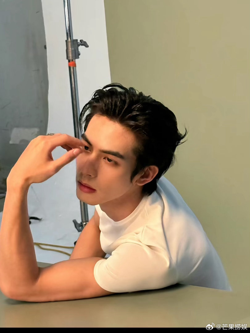 宋威龙衣服越简单越考验建模宋威龙，你真的随便吧帅成这样！我没招了宋威龙