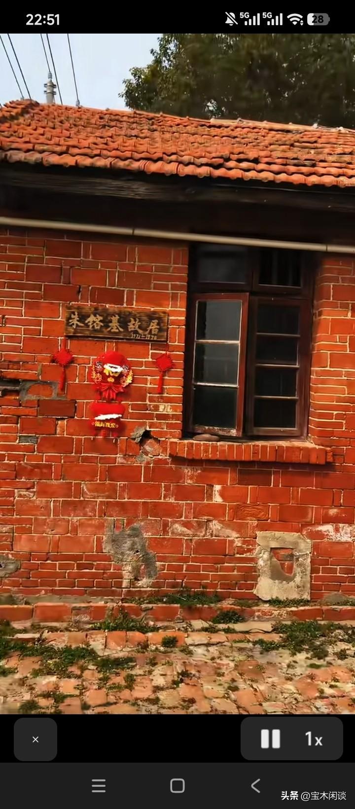 总理故居，简陋而清幽，是个休闲养心的好地方。普普通通的红色砖瓦房，古朴的木质大门