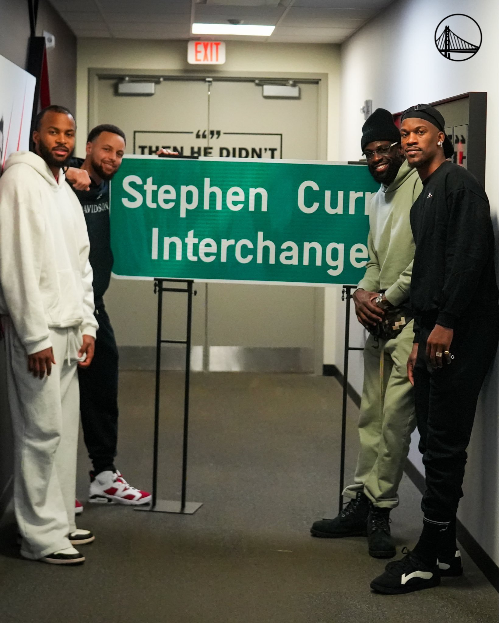 哦豁，今日穆迪开车，和斯蒂芬、德雷蒙德和吉米一起观看库里母校戴维森大学的比赛斯蒂