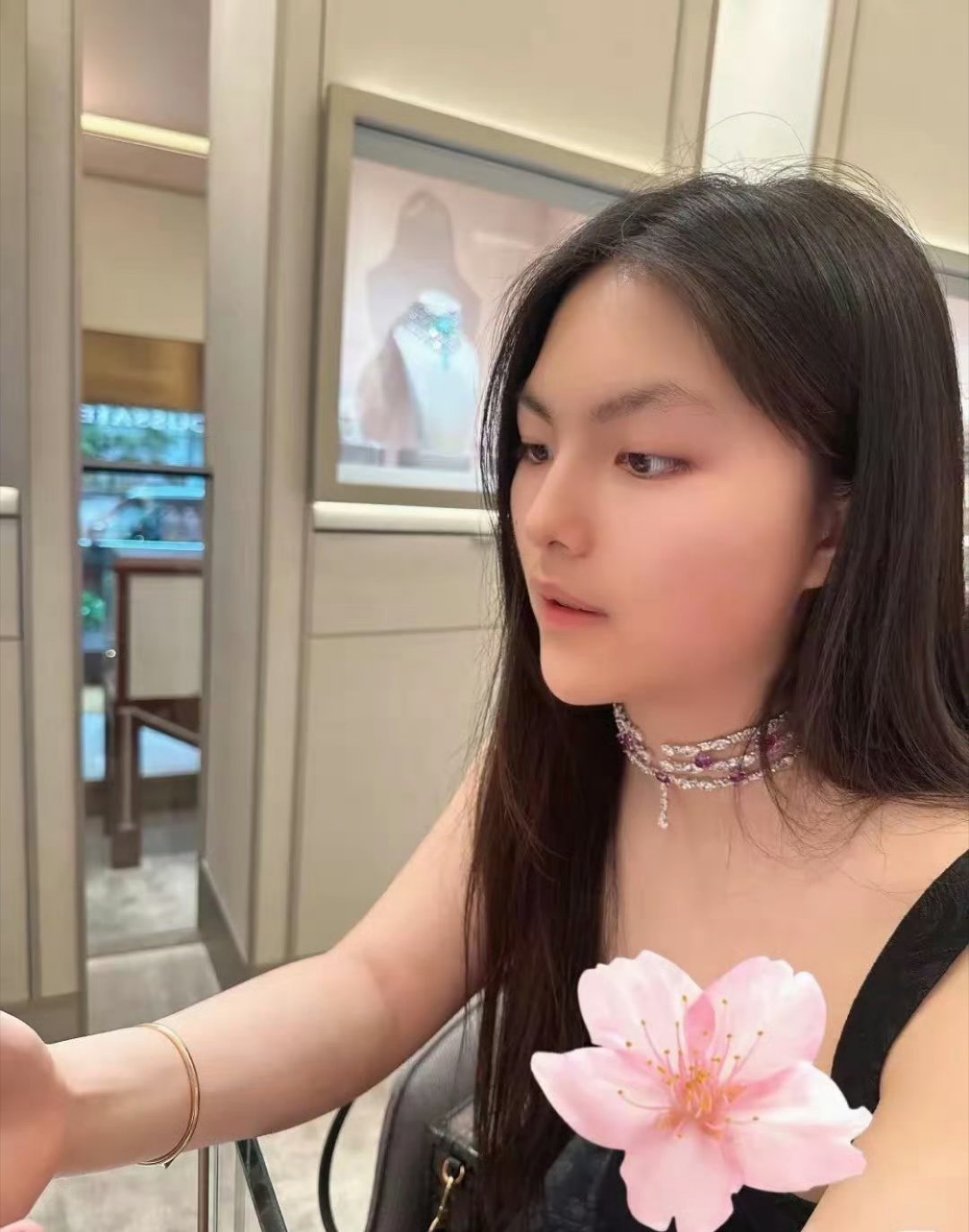 王诗龄戴的项链据说是价值460万，李湘真的把王诗龄宠成公主了。 ​​​