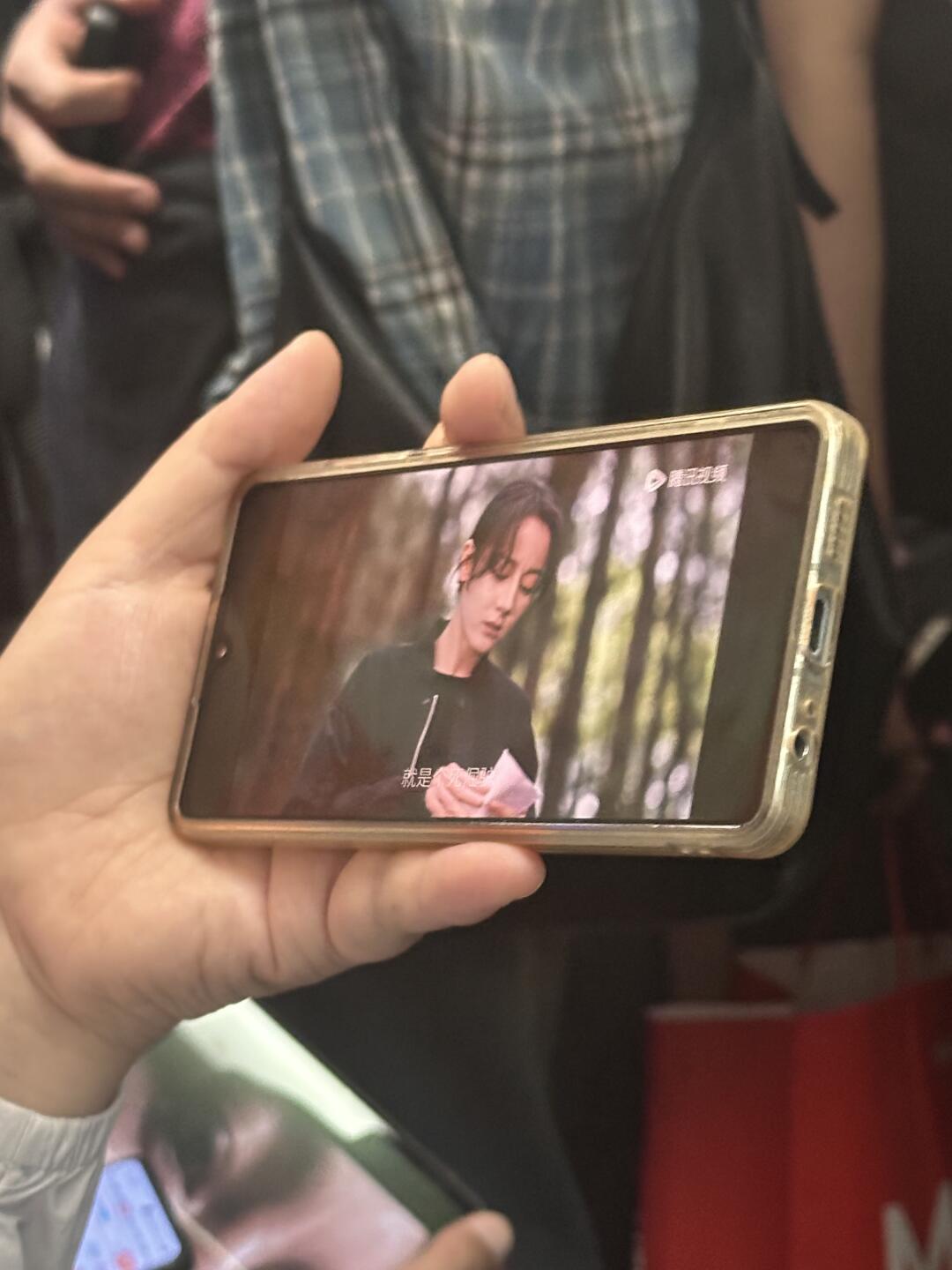 判断一部剧火不火就是看地铁上有没有人在追