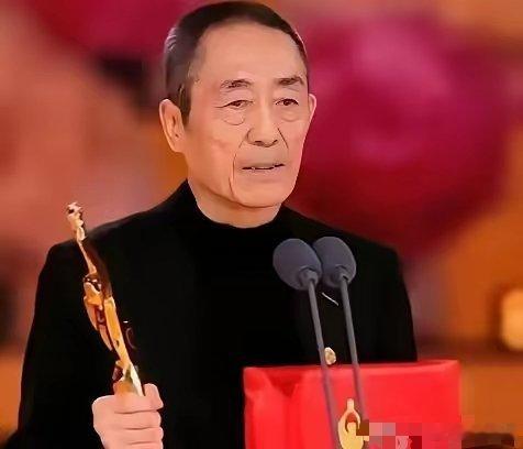 76岁的张艺谋，昨晚在百花奖现场，脸都快僵了。原因无他，旁边那位年轻貌美的女主持