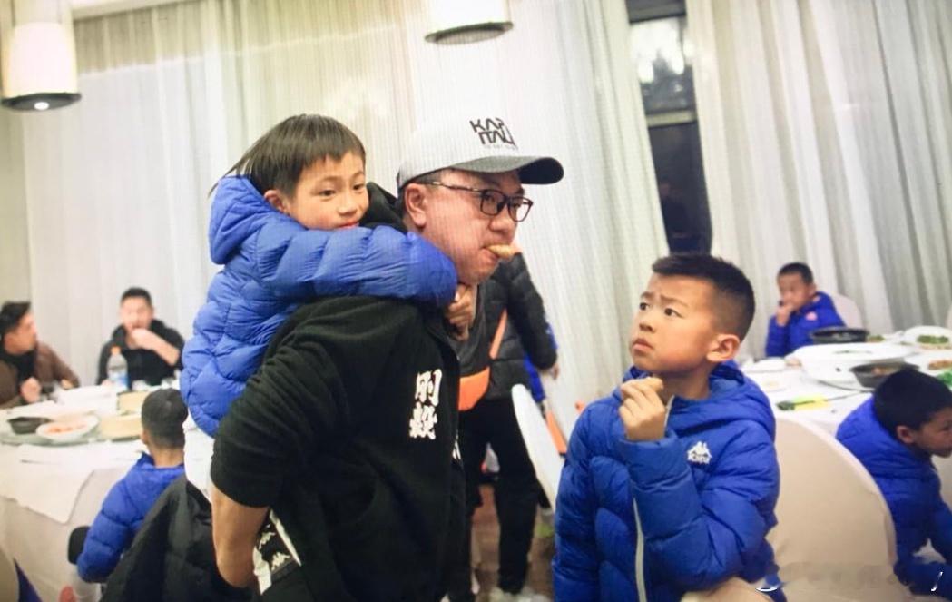 多么美好的时光！董哥一直不想把孩子牵扯进来，而如今…… 等他们曾经队友再次相见，