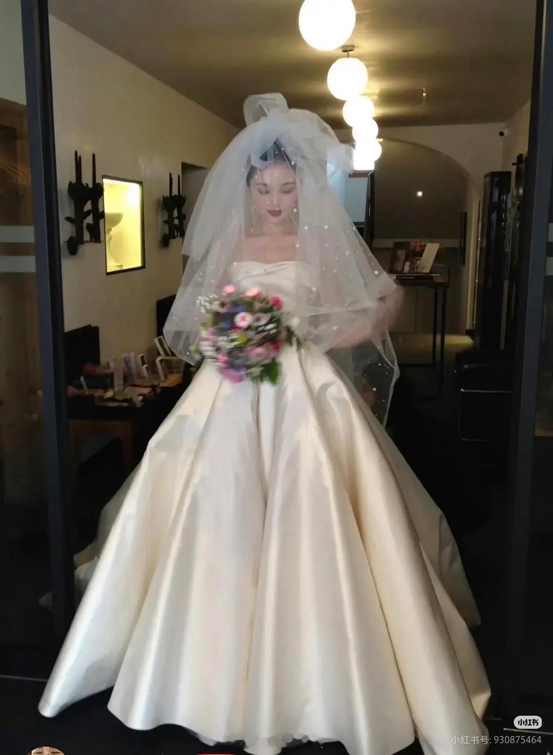 大家觉得奚梦瑶和晚晚的婚纱哪个更好看点。。。奚梦瑶晒婚礼照片晚晚奚梦瑶曾是最好的