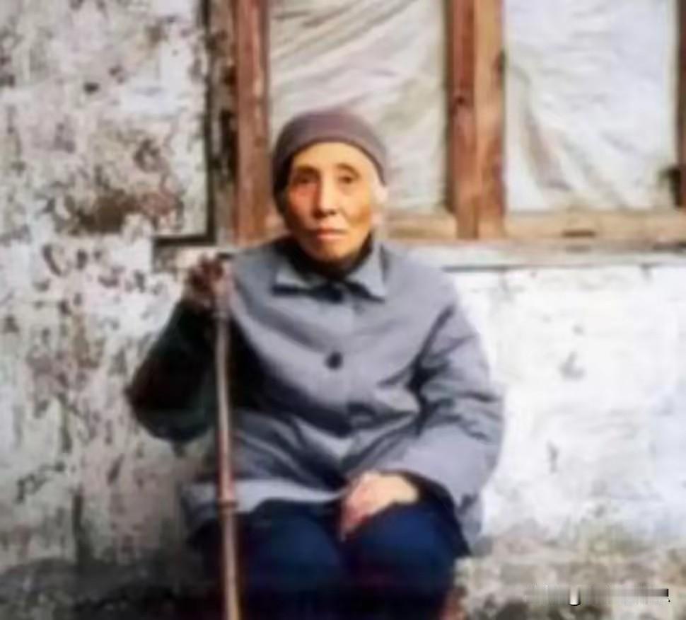 这是大地主刘文彩的五姨太王玉清，万万没想到她竟活到了2003年，享年92岁，正因