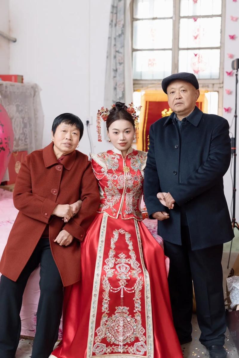 因为男孩爸爸妈妈急着让儿子成婚生孩子，繁衍后代、沿续香火，加之爷爷奶奶看见人家早