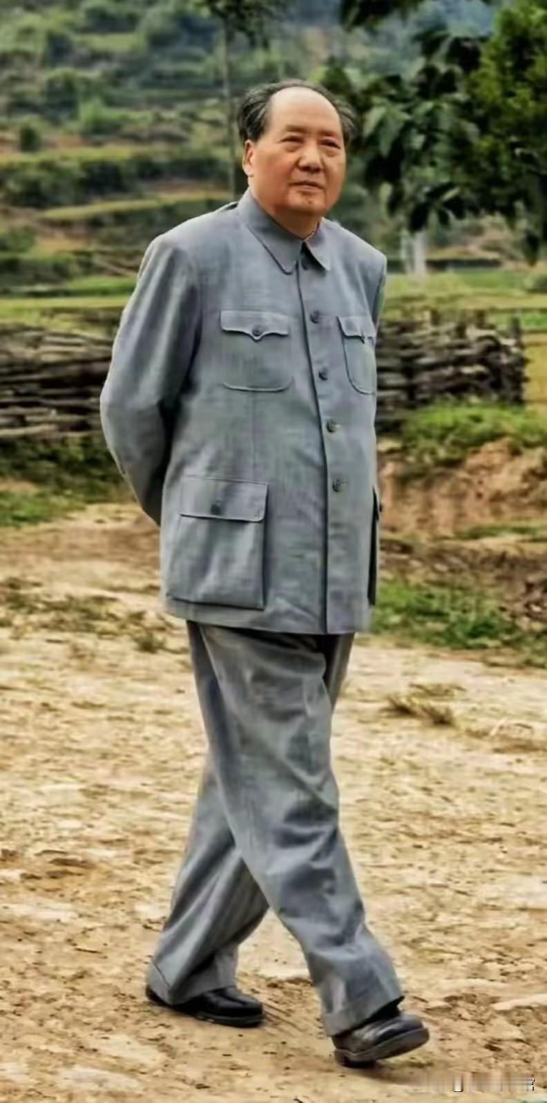 行如龙骧虎步，稳健从容，气势不凡