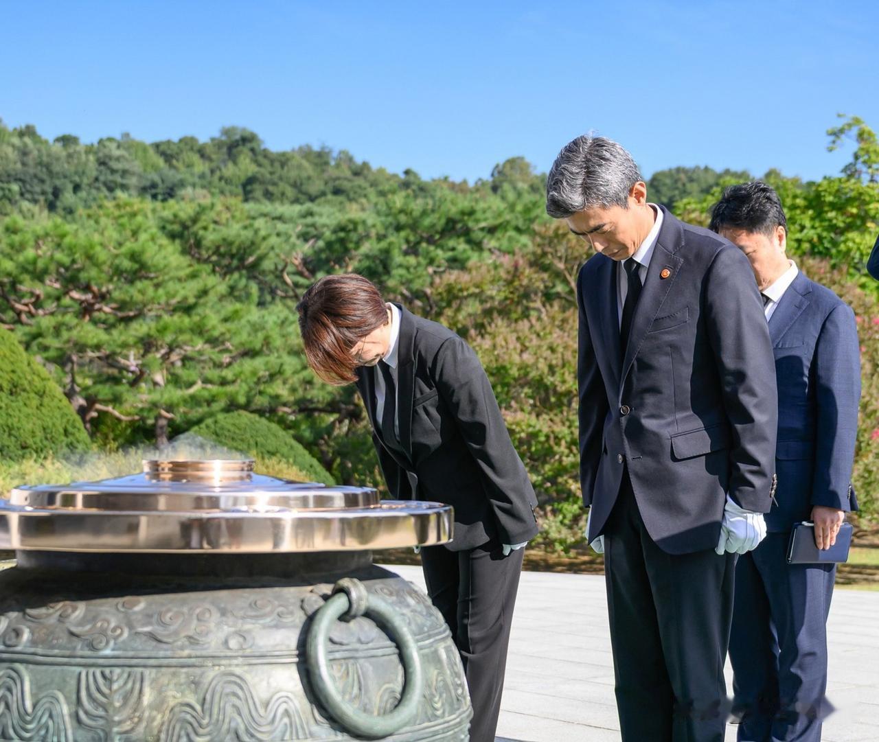 韩国防长新官上任三把火：拜显忠院、见太上皇、视察前线。姜信哲接替安圭伯，就任韩国