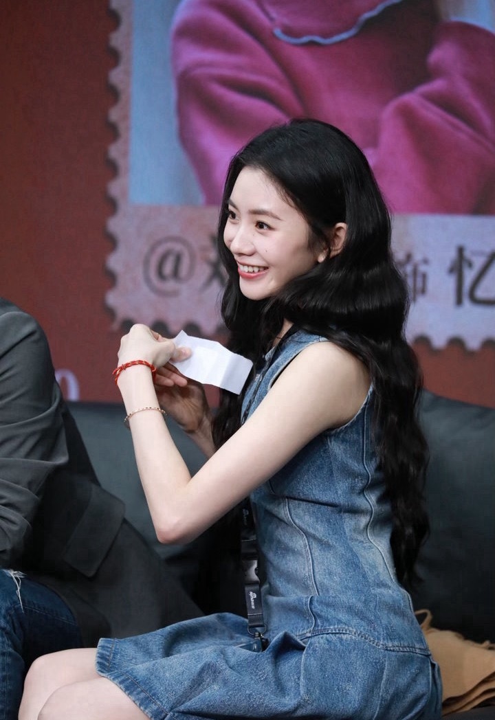 刘浩存扫楼跳舞就这个存儿萌！怎么会有这么灵动的小女孩儿啊