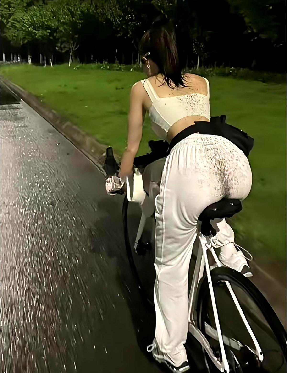 雨一落下很多骑友就要做选择题是披雨衣继续冲还是忍痛收车回家文章里那句别再迷信轻量