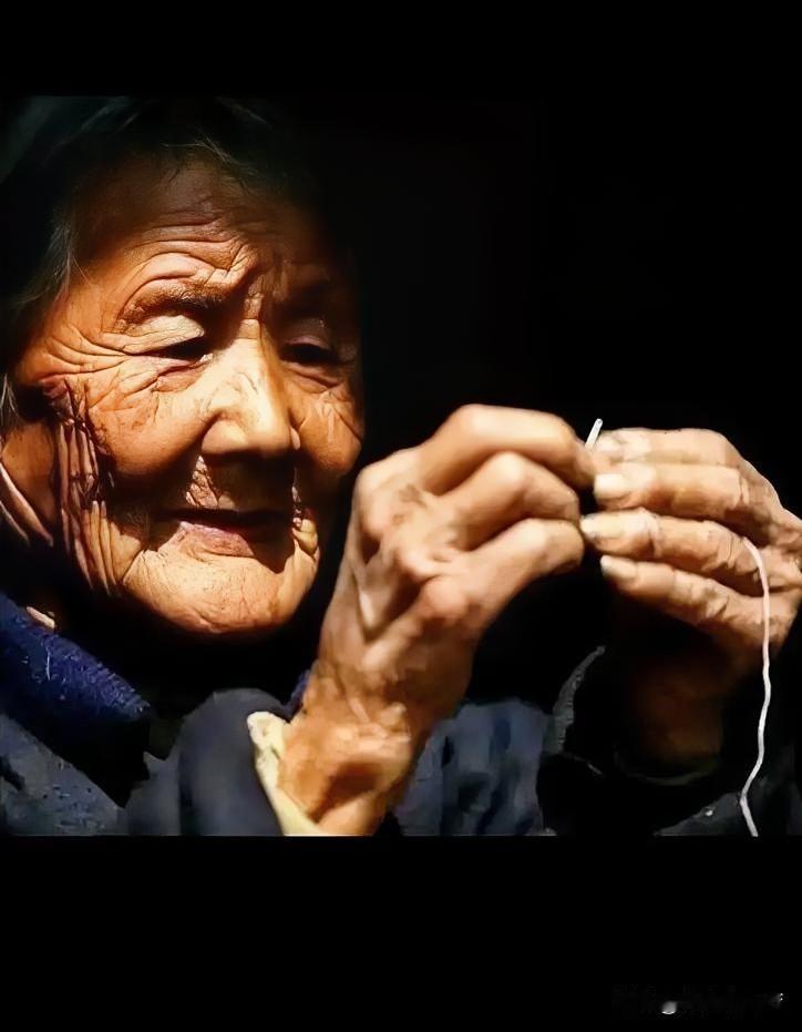 她平凡而伟大，却为了孩子把柔软一生磨成铠甲。她用不再细腻的双手烹饪缝补、扛起全家