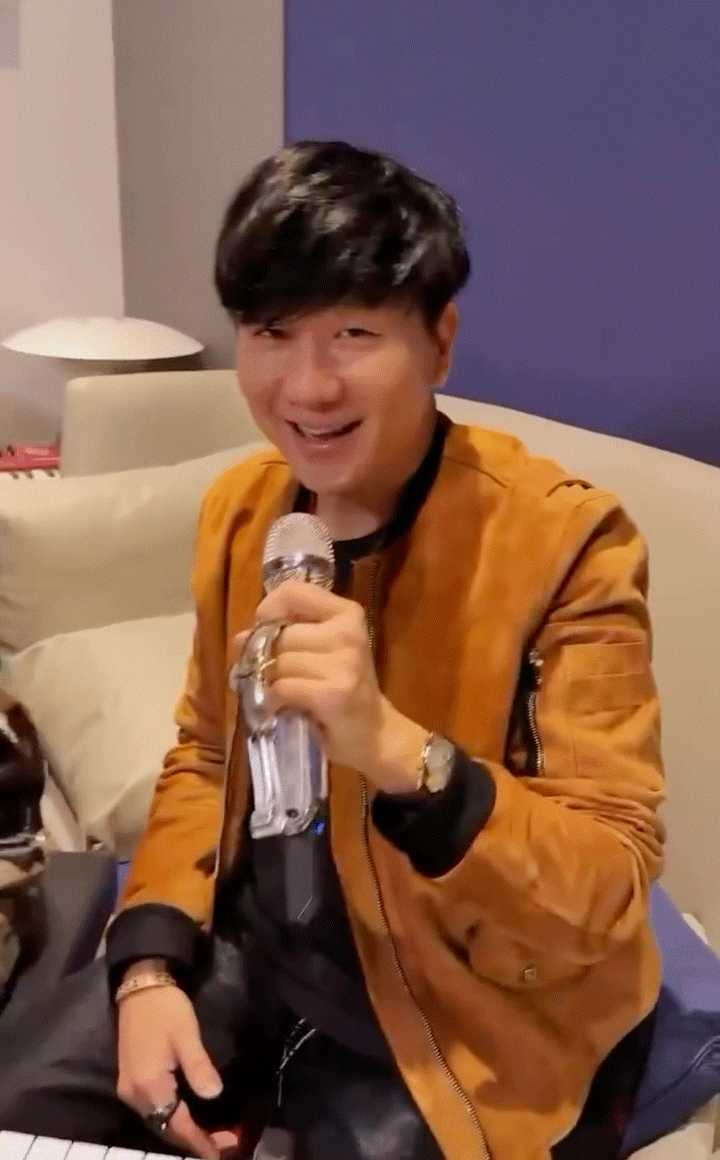 林俊杰  🌀  林俊杰jj20世界巡回演唱会 这个宝宝笑起来真的好甜啊   