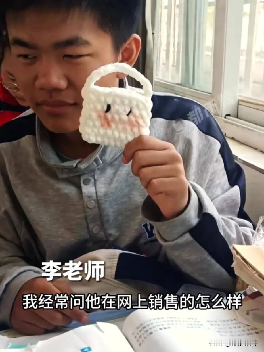 不敢相信！安徽六安，九年级（初三）男生课下编织手工织品挣钱，这位老师的态度令人意