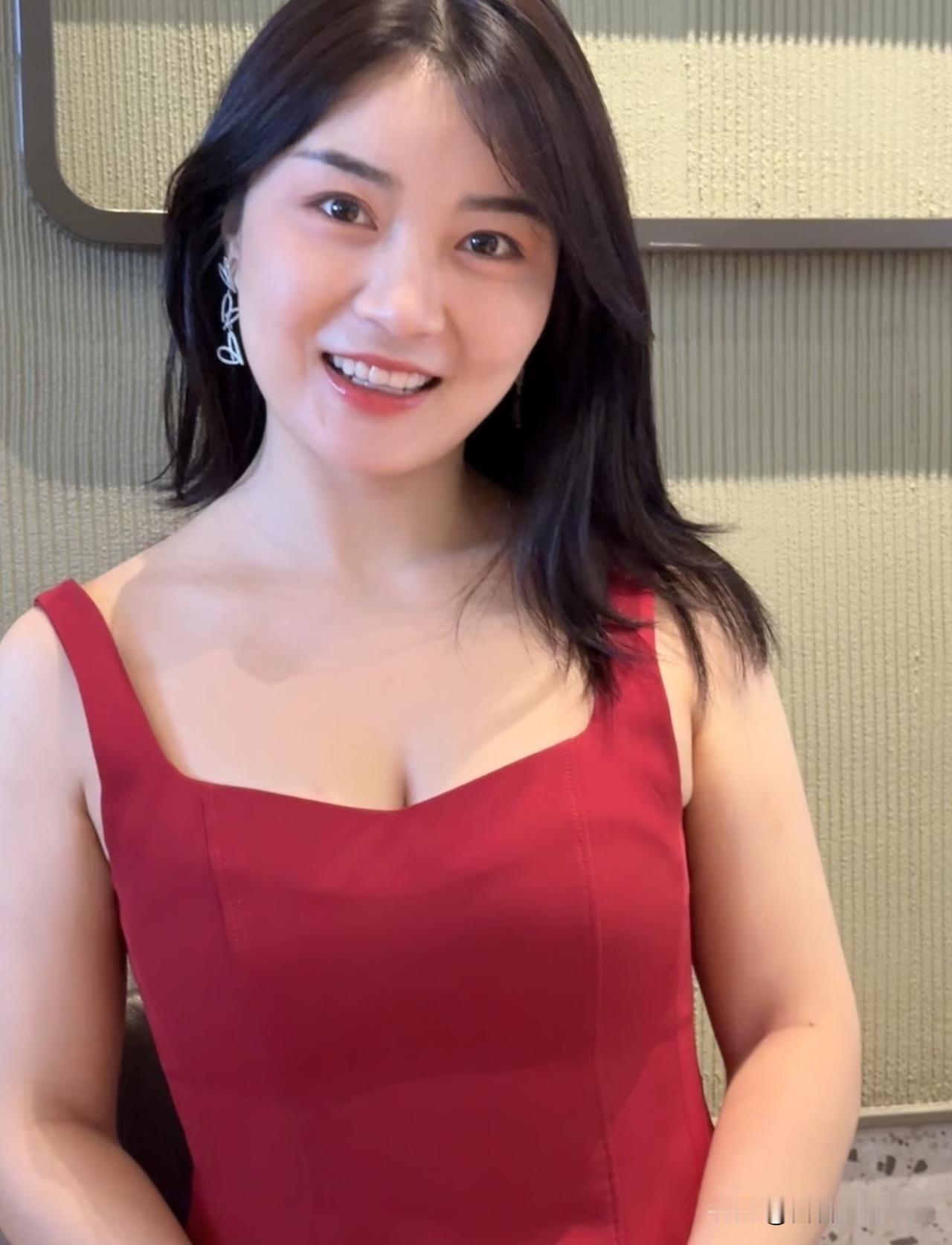 梅花引·红妆娇妍
 
朱衣艳，明眸灿，嫣然一笑春风漫。
鬓云柔，韵清幽，眉眼盈盈